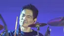 Tyo Nugros membawakan beberapa lagu bersama Dhani, Once, Yuke dan Andra. Meski sejenak, kehadirannya sukses jadi momen-momen ikonis bagi Baladewa lintas usia. [Bambang E Ros/Fimela.com]