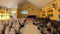 Kampanye Gerakan Nasional Literasi Digital di Indonesia digagas Kementerian Komunikasi dan Informatika (Kemenkominfo) bersama Gerakan Nasional Literasi Digital (GNLD) Siberkreasi, menggelar program literasi digital nasional sektor pendidikan wilayah Sulawesi, khususnya di Enrekang, Sulsel. (Foto: Istimewa).