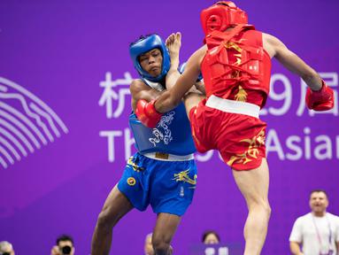 Cabang wushu kembali menambah perbendaharaan medali Kontingen Indonesia pada ajang Asian Games 2022, Kamis (28/9/2023). Adalah Samuel Marbun yang berlaga di nomor sanda kelas 65kg putra yang memastikan merebut medali perak setelah kalah dari atlet asal Iran, Afsin Shalimi Toupghara dalam laga final yang digelar di Xiaoshan Guali Sports Centre, Hangzhou, China. Hasil ini tergolong luar biasa bagi atlet asal Sumatera Utara tersebut yang menjalani debutnya di Asian Games Hangzhou 2022. (NOC Indonesia/Naif Al'as)