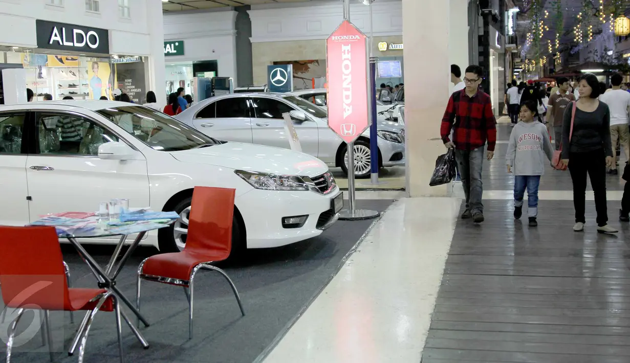 Pengunjung melihat produk mobil pada pameran kendaraan di salah satu pusat perbelanjaan di Bandung, Sabtu (27/6). Bank Indonesia (BI) telah menerbitkan aturan pelonggaran uang muka/DP untuk kredit kepemilikan kendaraan bermotor (Liputan6.com/Helmi Afandi)