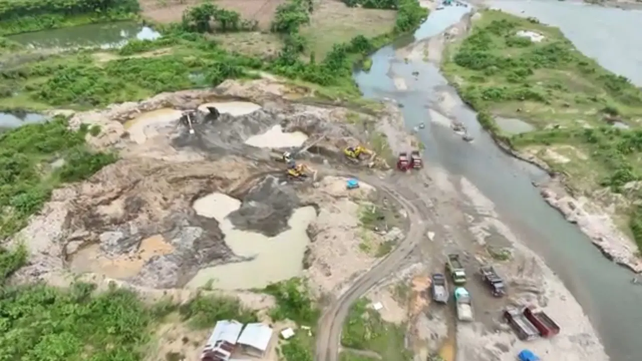 Aktivitas tambang galian C Sungai Batang Anai di Kecamatan Lubuk Alung, Padang Pariaman, 20 Juni 2024. (Walhi Sumbar)