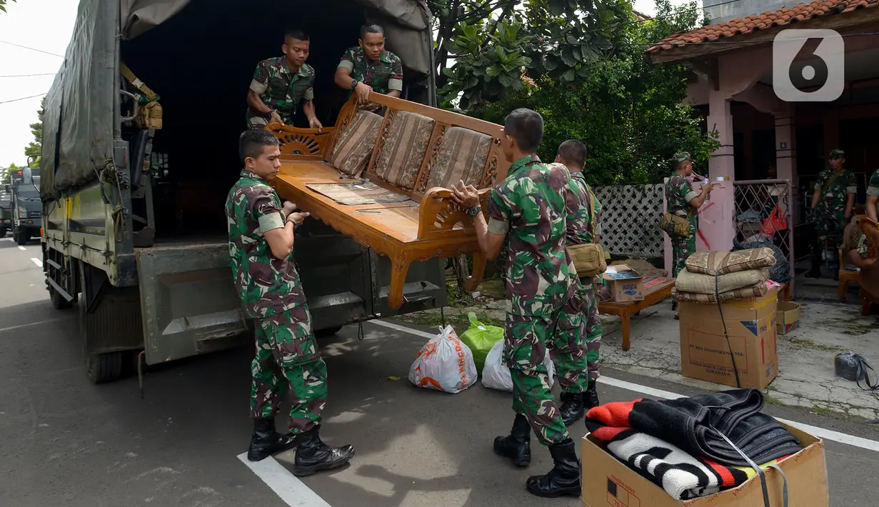 Sejumlah prajurit TNI Kodam Jaya memindahkan barang-barang milik warga saat proses pengosongan rumah dinas Kodam Jaya di Jakarta Pusat, Kamis (30/1/2020). Sebanyak 10 rumah dikosongkan karena penghuni tidak memiliki hak izin tinggal di rumah tersebut. (merdeka.com/Imam Buhori)