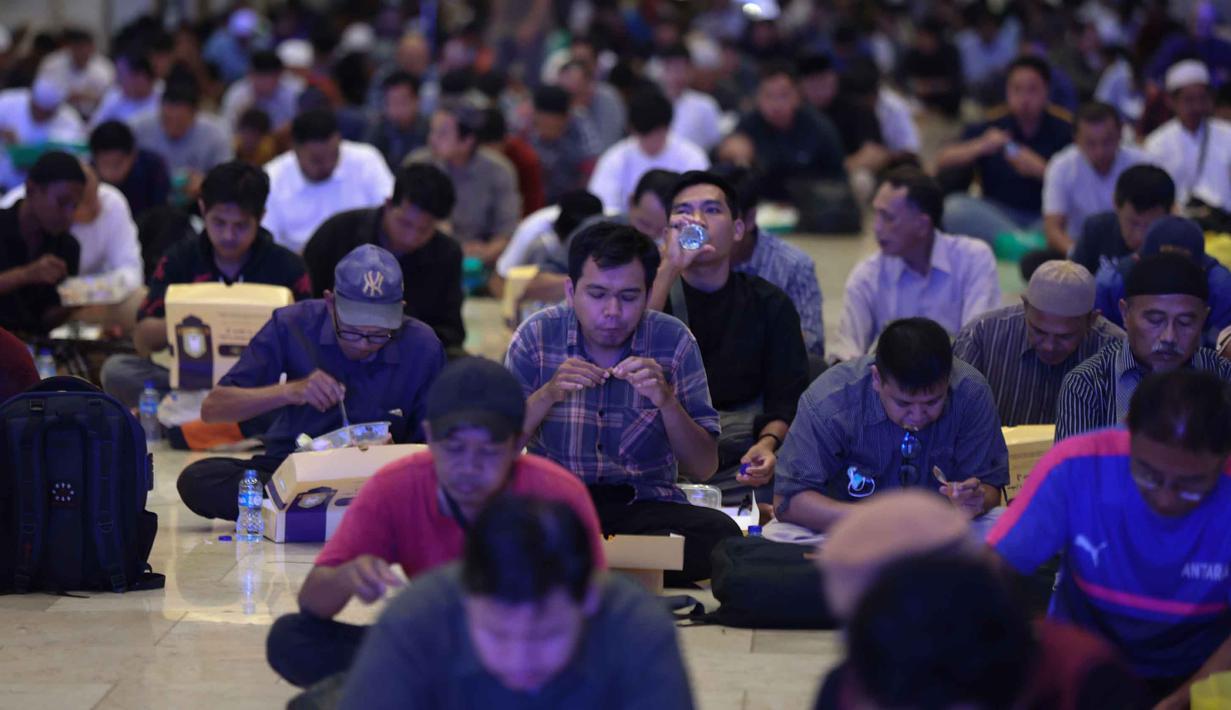 Umat muslim menikmati makanan berbuka puasa pada hari pertama Ramadan 1447 Hijriah di Masjid Istiqlal, Jakarta, Selasa (19/2/2026). (Kapanlagi.com/Budy Santoso)