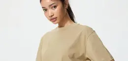 Mulai dari kaos, rok dan celana tailored hingga kombinasi dengan blazer, ada banyak cara membuat tampilan kantor tetap rapi tanpa harus selalu menggunakan kemeja. (Foto/Dok: UNIQLO)