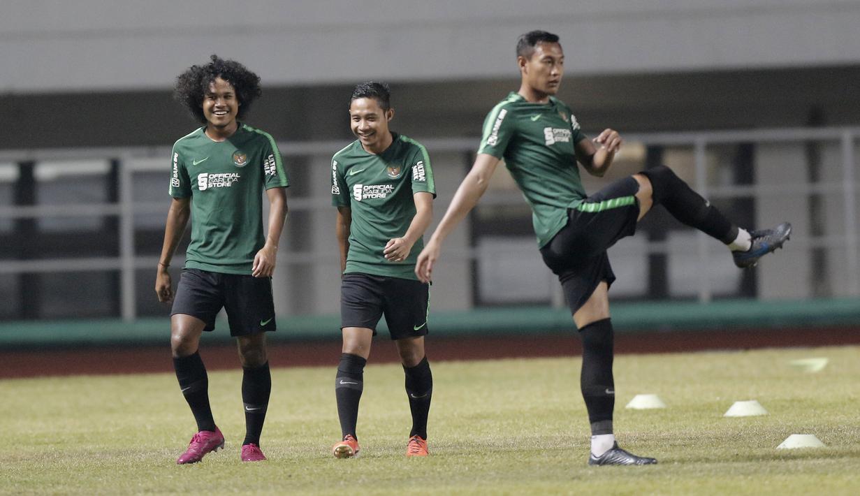 Pemain Timnas Indonesia, Evan Dimas dan Bagus Kahfi, saat sesi latihan di Stadion Pakansari, Bogor, Kamis (22/8). Latihan tersebut untuk persiapan jelang laga kualifikasi Piala Dunia 2022. (Bola.com/M Iqbal Ichsan)