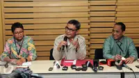 Pimpinan KPK, Johan Budi (tengah) saat menggelar preskon terkait OTT di Serpong, Jakarta, Rabu (2/12/2015). KPK mengamankan uang sebesar USD 11 ribu dan Rp60 juta dalam OTT tersebut. (Liputan6.com/Helmi Afandi)