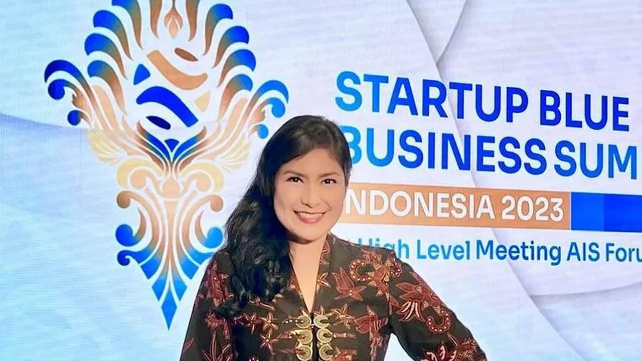 Tampilan dan kinerjanya sebagai moderator di debat Capres pertama menarik perhatian.