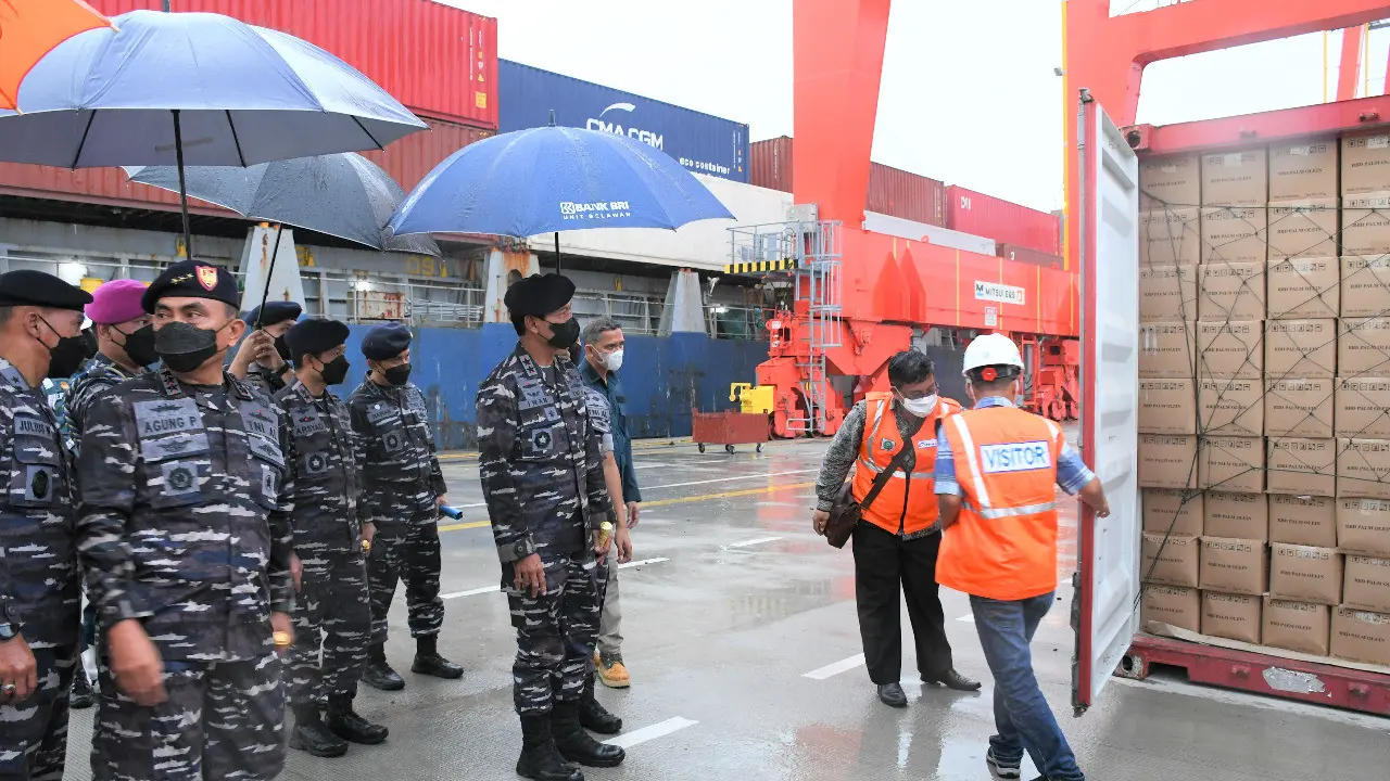TNI Angkatan Laut, Komando Armada I, KRI Karotang-872 berhasil mencegah kapal MV. Mathu Bhum yang memuat RBD Palm Olien di Perairan Belawan, Jumat (7/5/22). (Istimewa)