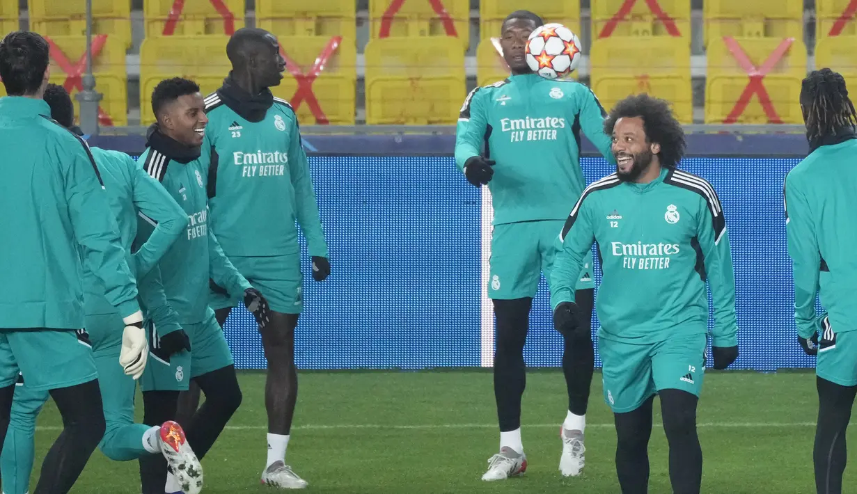 Para pemain Real Madrid menghadiri sesi latihan pada malam Liga Champions di Tiraspol, Selasa (23/11/2021). Real Madrid bakal melawat ke markas FC Sheriff pada laga kelima grup D Liga Champions 2021/22, Kamis dini hari WIB. (AP Photo/Sergei Grits)