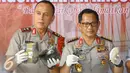 Kapolri Jenderal Pol Tito Karnavian didampingi Kapolda Metro Jaya Irjen Iriawan menunjukkan barang bukti beserta tersangka kasus tindak pidana narkotika jaringan internasional di RS Polri, Jakarta, Selasa (17/1). (Liputan6.com/Immanuel Antonius)