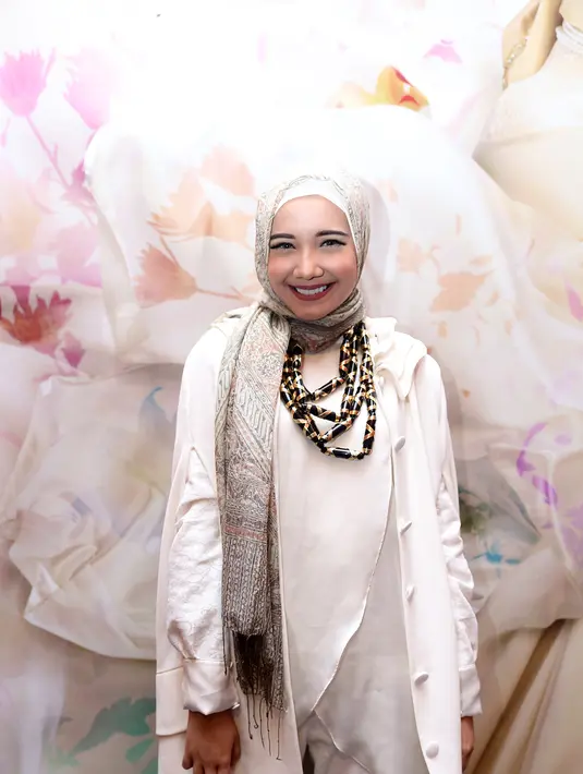 Zaskia mengatakan akan lebih baik jika seluruh desainer tanah air dapat ikut serta meramaikan JFW. Karena dengan banyaknya desainer yang bisa ikut serta, maka trend mode fashion tanah air juga bisa terdengar ke mancanegara. (Andy Masela/Bintang.com)