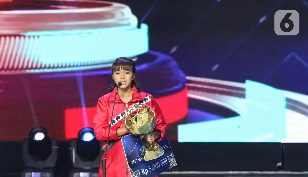 Pemain Persib Putri, Reva Octaviani memberi pernyataan usai terpilih sebagai Best Woman Footballer 2019 pada Indonesian Soccer Award 2019 di Studio 6 Indosiar, Jakarta, Jumat (10/1/2020). 16 penghargaan diberikan pada acara ini. (Liputan6.com/Helmi Fithriansyah)