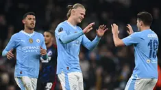 Penyerang Manchester City, Erling Haaland (tengah) merayakan dengan rekan setimnya setelah mencetak gol ketiga mereka selama pertandingan sepak bola leg kedua babak 16 besar Liga Champions 2023/2024 melawan FC Copenhagen di Stadion Etihad, Manchester, Inggris, pada 6 Maret 2024. (Paul ELLIS/AFP)