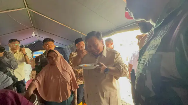 Momen Prabowo Makan Ikan Tongkol di Posko Pengungsian Korban Banjir Bireuen