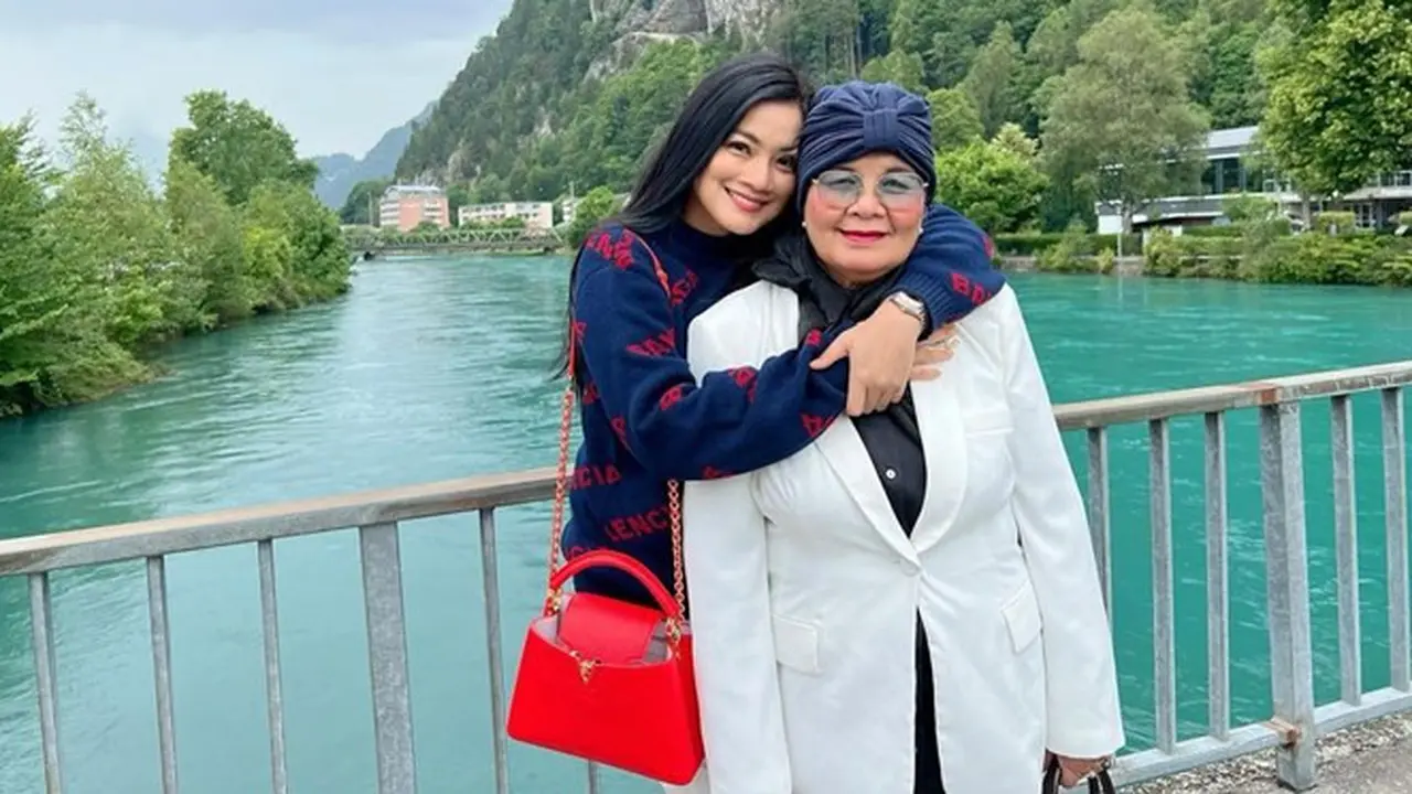 7 Momen Kebersamaan Titi Kamal dan Ibunda, Penuh Kehangatan