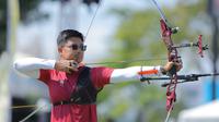 Bertanding di final nomor panahan recurve beregu putra, Indonesia mengalahkan Vietnam 6-0. Tampak dalam foto, tim panahan Indonesia, Riau Ega Agata Salsabilla saat bertanding pada final nomor recurve beregu putra SEA Games 2025 di Football Field 1, Bangkok, Thailand, Rabu (17/12/2025). (Bola.com/Bagaskara Lazuardi)