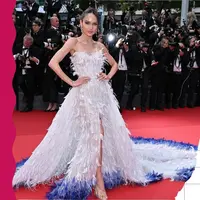 Cinta Laura menghadiri Cannes Film Festival untuk kedua kalinya, mengenakan gaun unik rancangan Monica Ivena. Gaun tersebut berwarna putih bergradasi biru dan terinspirasi oleh burung Jalak Bali yang cantik. Yuk intip pesonanya di video berikut!