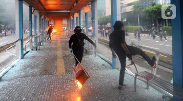FOTO: Aksi Anarkis Massa Membakar Halte Transjakarta di Thamrin