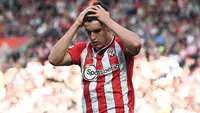 Valentino Livramento. Bek kanan Inggris berusia 19 tahun yang kini tengah menjalani musim pertamanya bersama Southampton usai didatangkan dari tim yunior Chelsea di awal 2021/2022 selalu tampil dalam 17 laga di Liga Inggris musim ini. Sepasang gol dan assist berhasil dikoleksinya. (AFP/Glyn Kirk)