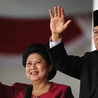 Presiden ke-6 RI Susilo Bambang Yudhoyono (SBY) bersama istri, Ani Yudhoyono melambaikan tangan kepada orang-orang saat perayaan Hari Kemerdekaan ke-65 Indonesia di Istana Presiden, Jakarta, 17 Agustus 2010. (AFP PHOTO/ROMEO GACAD)