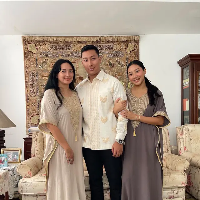 6 Potret Darma Mangkuluhur 'Pangeran Cendana' dan Adiknya, Sering Dikira Pacar