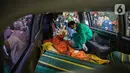 Petugas menurunkan kantong jenazah korban kebakaran Lapas Kelas I Tangerang dari ambulans di RS Polri Kramat Jati, Jakarta, Rabu (8/9/2021). Sebanyak 41 warga binaan tewas akibat kebakaran yang terjadi di Blok C 2 Lapas Kelas I Tangerang. (Liputan6.com/Faizal Fanani)