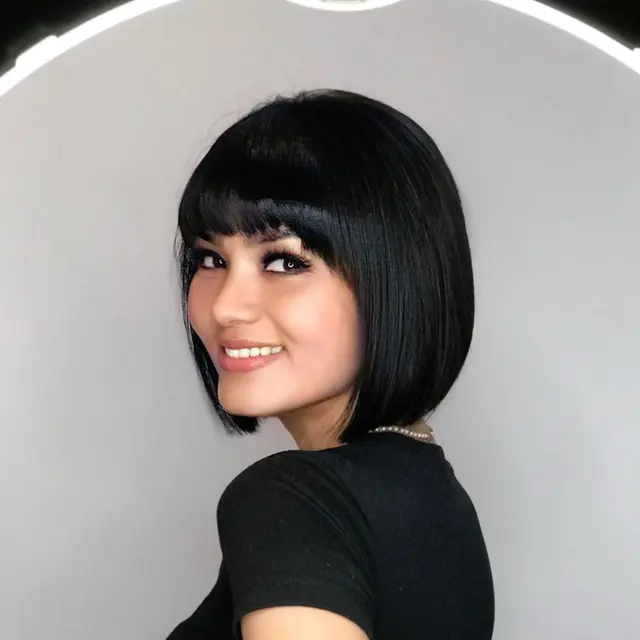 6 Potret Terbaru Intan RJ dengan Rambut Berponi, Awet Muda di Usia 37 Tahun