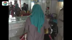 Suami baru Syamsinar yang melihat kejadian tidak terima lalu mengambil parang untuk menyerang balik sekelompok orang yang datang ke rumahnya.