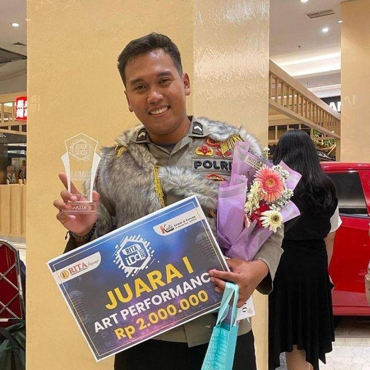 Viral Momen Polisi Make Up Penari, Aksinya Curi Perhatian