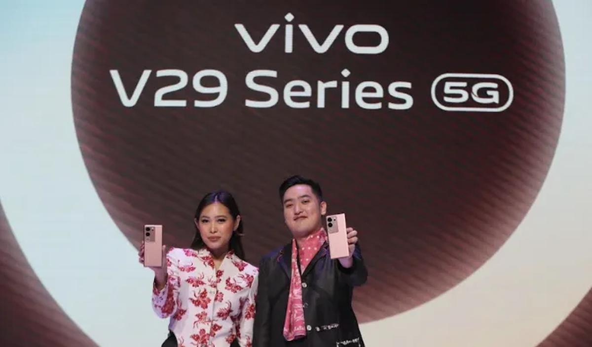 Tersedia dalam tiga pilihan warna, vivo V29 dibanderol dengan harga Rp6.999.000 untuk varian 12GB + 8GB Extended RAM dengan 512GB ROM dan Rp5.999.000 untuk varian 8GB + 8GB Extended RAM dengan 256GB ROM.