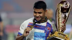 Pemain Port FC, Asnawi Mangkualam tersenyum melihat medali juara Piala Presiden 2025 di Stadion Si Jalak Harupat, Soreang, Kabupaten Bandung, Jawa Barat, Minggu (13/7/2025). (Liputan6.com/Helmi Fithriansyah)