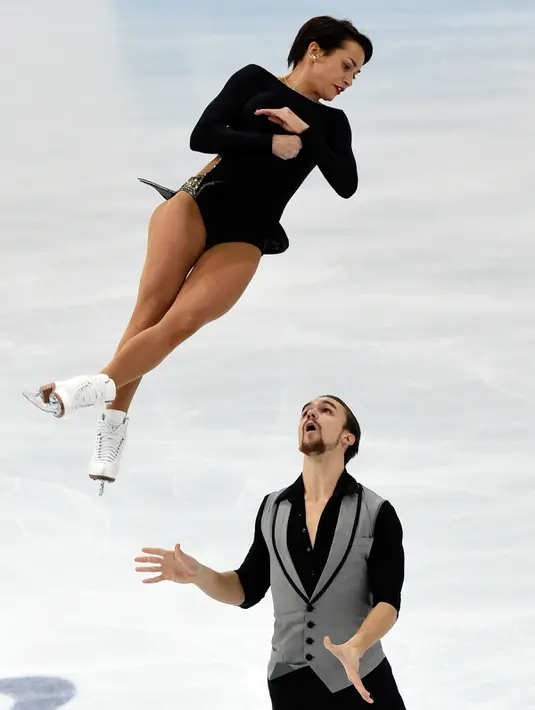Atlet Ice skating Rusia, Ksenia Stolbova dan Fedor Klimov beraksi selama ikuti kejuaraan skating kategori berpasangan dalam ISU Grand Prix, Moskow, Rusia, Jumat (20/11). Mereka merebutkan Piala Rostelekom. (AFP PHOTO/YURI KADOBNOV)