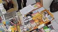 Viral Nenek Bertongkat Masuk Rumah Warga di Jatinegara Tanpa Izin, Polisi Buka Suara