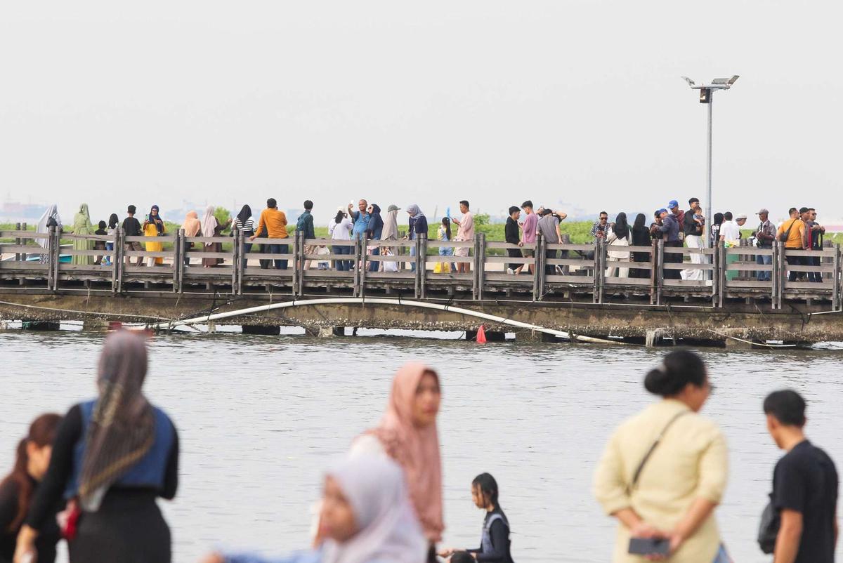 Ribuan warga berwisata di Pantai Ancol