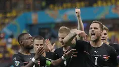 Penyerang Austria, Marko Arnautovic (kanan) berselebrasi dengan rekan-rekannya usai mencetak gol ke gawang Makedonia Utara pada pertandingan grup C Euro 2020 di stadion National Arena di Bucharest, Rumania, Minggu (13/6/2021). Austria menang atas Makedonia Utara dengan skor 3-1. (Robert Ghement/Pool