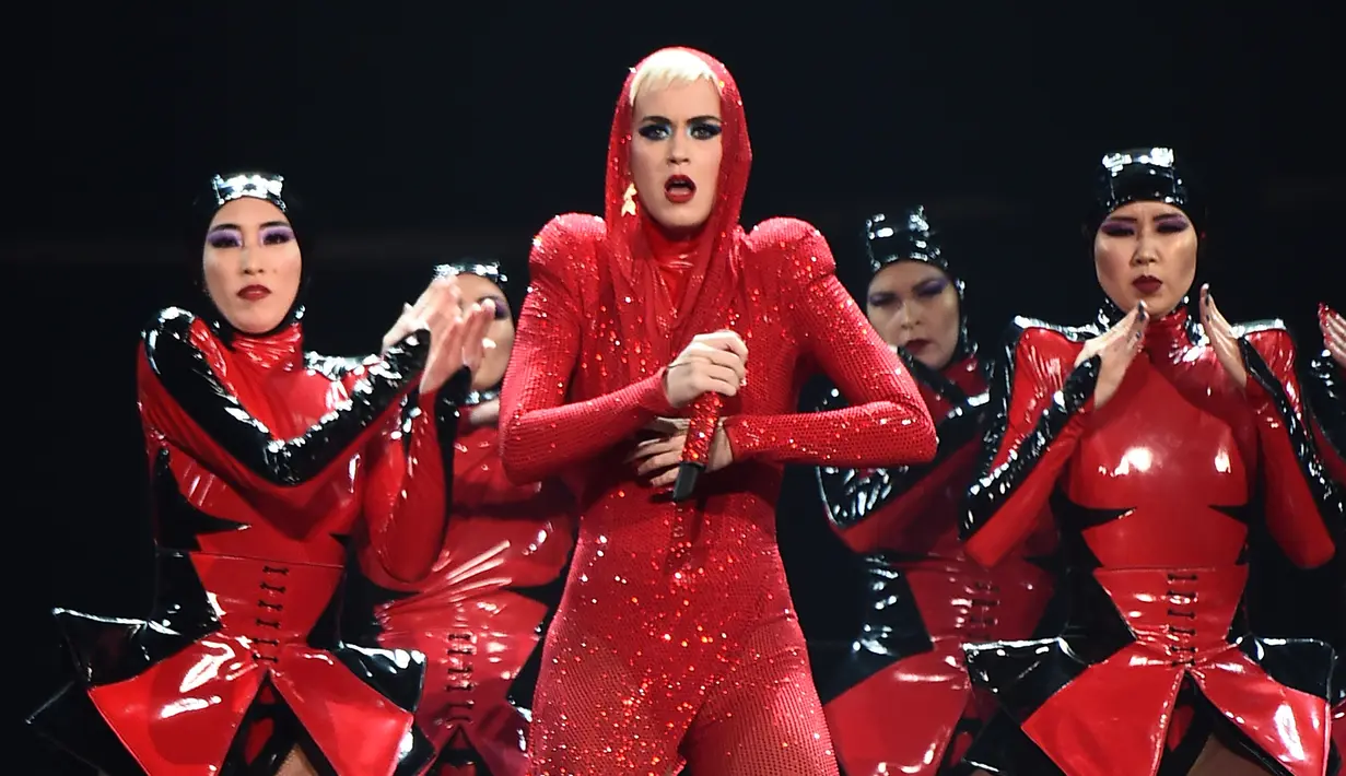 Penyanyi Katy Perry menghibur penonton saat tampil di Madison Square Garden dalam tur "Witness: The Tour" di New York (2/10). Tidak hanya tampil menawan, tata panggung konser Katy Perry juga berhasil puaskan penonton. (Michael Loccisano/Getty Images/AFP)