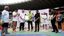 Dirut PPK GBK, Winarto (baju hijau) menerima penghargaan rekor MURI usai gelaran Gelora Run 2016 di Stadion GBK Jakarta, Minggu (22/5/2016). 2.100 pelari ambil bagian dalam ajang lari melintasi tribun Stadion GBK. (Liputan6.com/Helmi Fithriansyah)