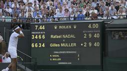 Rafael Nadal menutup wajahnya saat gagal meraih poin melawan Gilles Muller pada hari ketujuh di Wimbledon Tennis Championships 2017, London (10/7/2017). (AP/Tim Ireland)