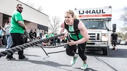 Seorang wanita menarik truk dengan tubuhnya saat kompetisi May Queen Spring Strongwoman di Lancaster, Pennsylvania, AS (25/4). Kegiatan tersebut untuk memperingati Hari Ibu. (Reuters)