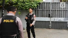 Personel kepolisian melakukan pengamanan saat penggeledahan di salah satu kediaman Ketua KPK Firli Bahuri di kawasan Jalan Kertanegara, Jakarta, Kamis (26/10/2023). (Liputan6.com/Herman Zakharia)