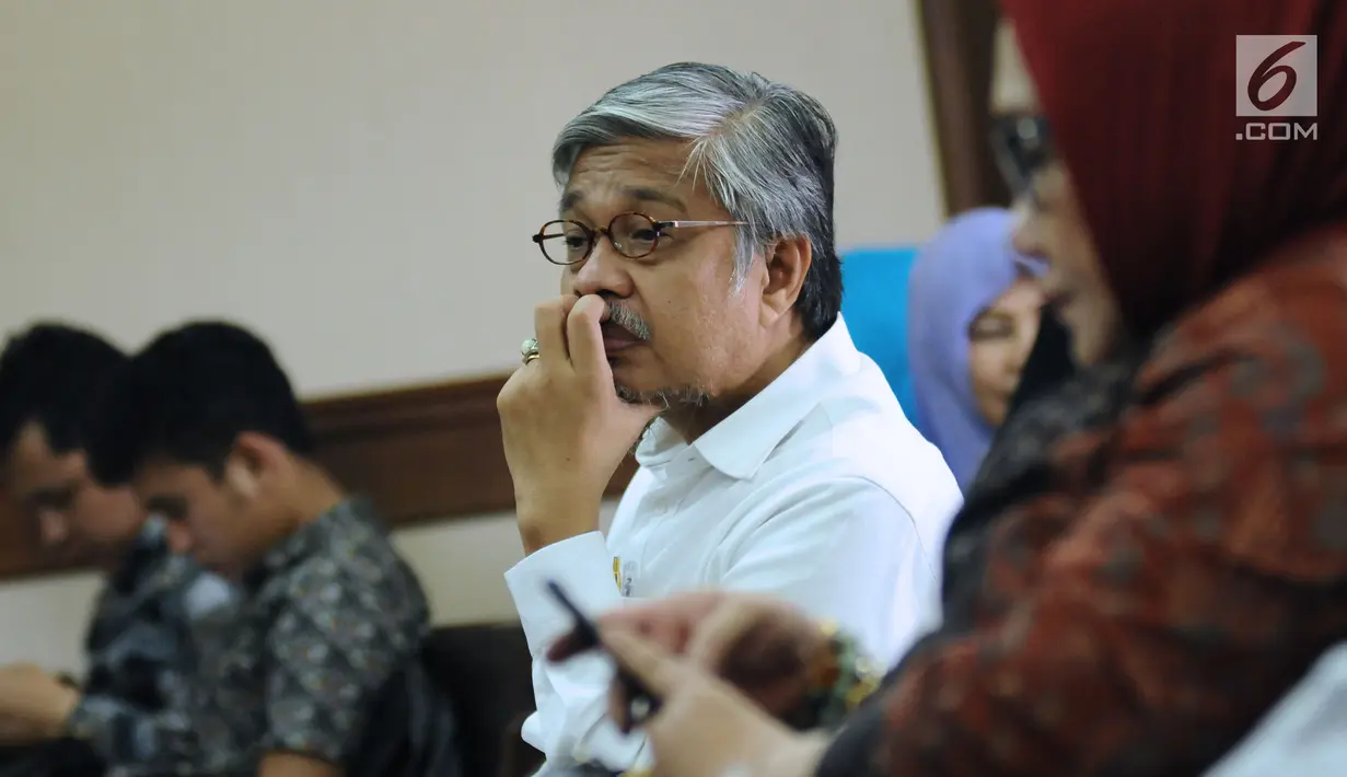 Gubernur Sulawesi Tenggara nonaktif Nur Alam (tengah) bersiap mengikuti sidang pembacaan tuntutan di Pengadilan Tipikor, Jakarta, Kamis (8/3). Nur Alam dituntut hukuman 18 tahuin penjara dan denda satu milyar. (Liputan6.com/Helmi Fithriansyah)