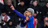 Pemain Barcelona, Ronald Araujo, merayakan gol kedua timnya dalam pertandingan perempat final Copa del Rey antara Albacete dan Barcelona di Spanyol, Rabu (4/2/2026) dini hari WIB. (AP Photo/Manu Fernandez)