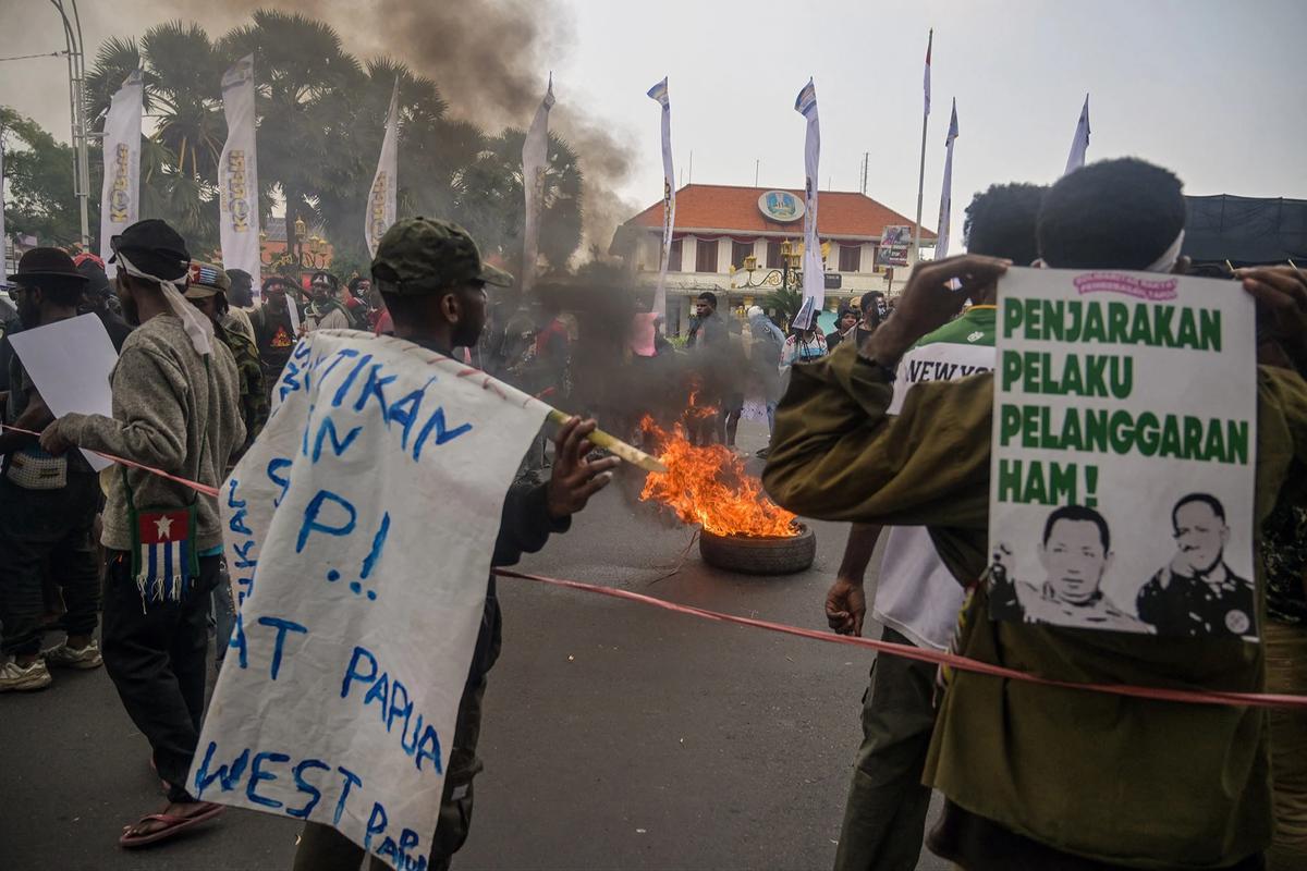 FOTO: Ratusan Mahasiswa Papua Gelar Aksi 1 Desember di Surabaya