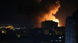 Kepulan asap membumbung setelah serangan udara Israel menghantam Jalur Gaza, Palestina, (27/10). Serangan terjadi setelah bentrokan sengit di garis perbatasan yang menyebabkan empat warga Palestina tewas dan 232 lainnya terluka. (AP Photo/Adel Hana)