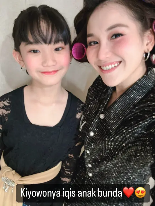 Untuk festival kebudayaan itu, Bilqis mengenakan kebaya Bali berwarna hitam [@ayutingting92]