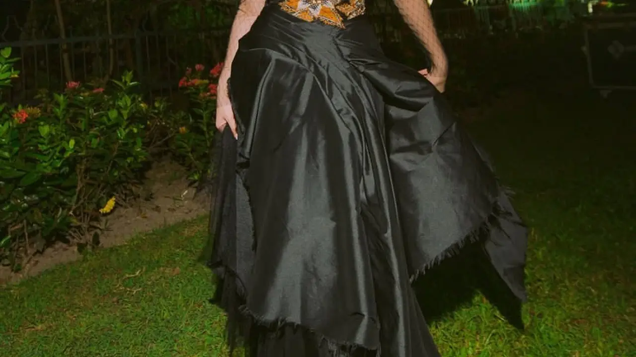 Bangga Berwastra, Gaya Manggung Bernadya dalam Balutan Dress Batik Iwan Tirta