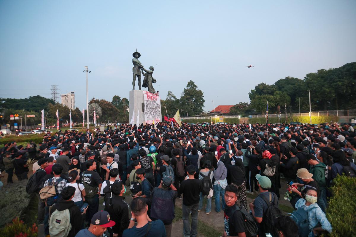 Aliansi Mahasiswa Sadar Panjat Tugu Tani, Bentangkan Spanduk Raksasa