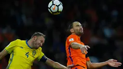 Pemain timnas Belanda, Bas Dost melompat untuk merebut bola dari pemain Swedia pada laga terakhir babak penyisihan Grup A Piala Dunia 2018 di Amsterdam Arena, Rabu (11/10). Belanda gagal lolos ke Piala Dunia usai hanya menang 2-0. (AP/Peter Dejong)