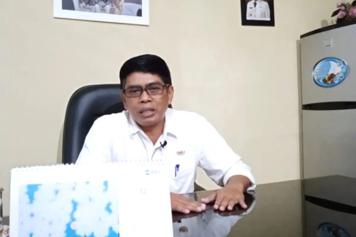 Kepala Dinas Sosial (Dinsos) Garut, Ade Hendarsyah, mengatakan hampir 65 persen penduduk Garut, telah mendapatkan bantuan sosial akibat COVID-19.