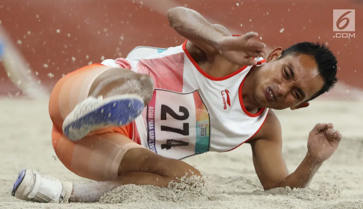 Atlet para atletik, Rasyidi saat lomba lompat jauh T44, T62/T64 putra Asian Para Games 2018 di Stadion Utama Gelora Bung Karno, Jakarta, Jumat (12/10). Rasyidi meraih perunggu dengan lompatan sejauh 6.05 meter. (Liputan6.com/Helmi Fithriansyah)